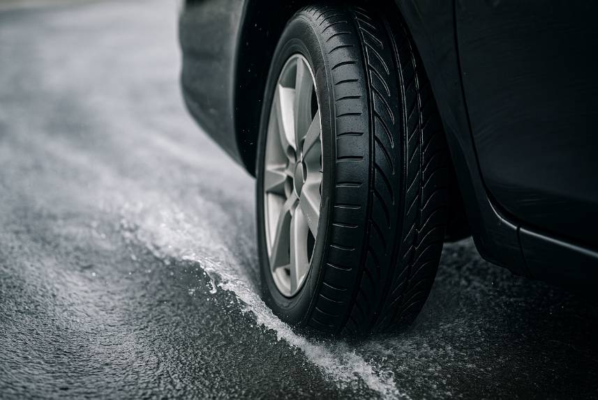 Аквапланирование автомобиля: причины и что делать при скольжении авто по воде